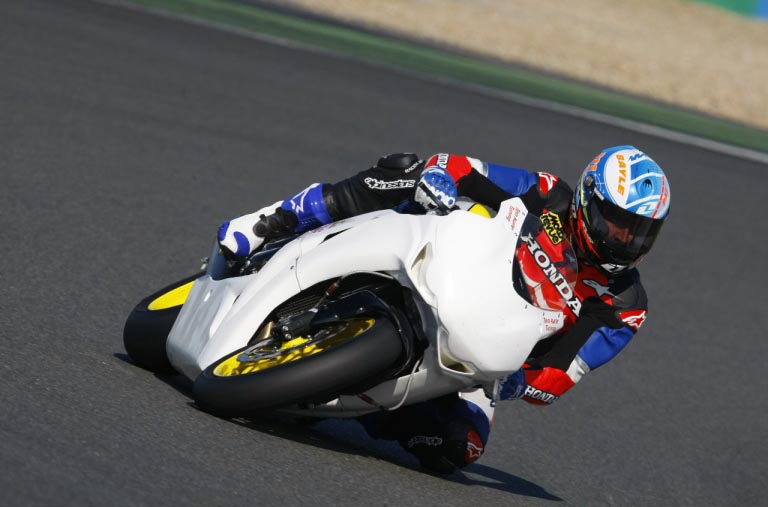 Jean-Michel au guidon de la moto lors des tests pré-Bol d'or